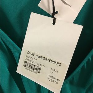 Diane Von Furstenberg Dresses - NWT Diane Von Furstenberg Silk Dress Size 12 Diane Von Furstenberg Dresses - NWT Diane Von Furstenberg Silk Dress Size 12